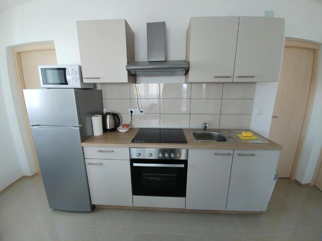 Privlaka, bella casa con tre appartamenti (123 m2), a 200 metri dal mare