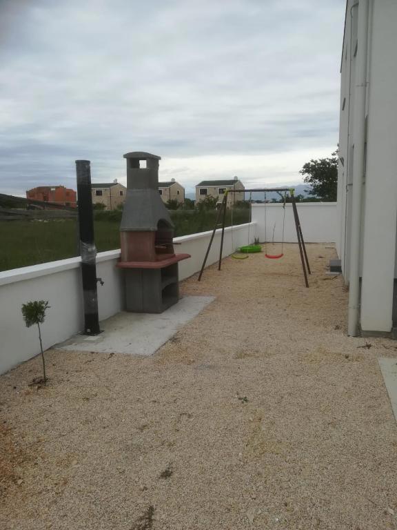 Privlaka, bella casa con tre appartamenti (123 m2), a 200 metri dal mare