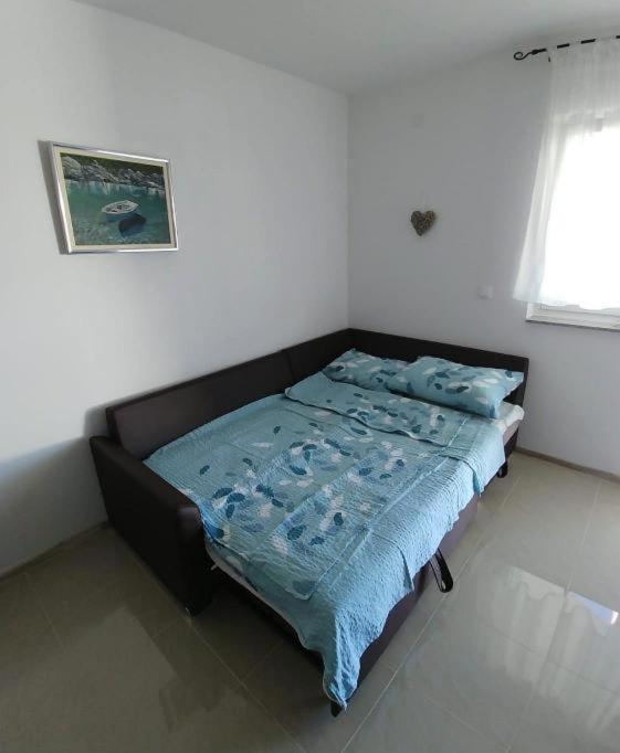 Privlaka, bella casa con tre appartamenti (123 m2), a 200 metri dal mare