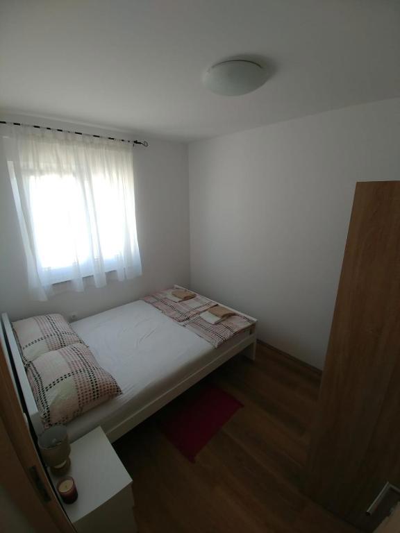 Privlaka, bella casa con tre appartamenti (123 m2), a 200 metri dal mare