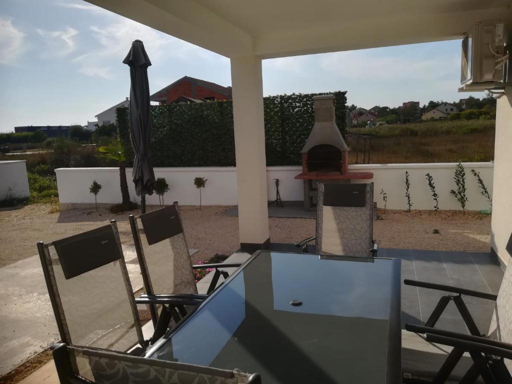 Privlaka, bella casa con tre appartamenti (123 m2), a 200 metri dal mare