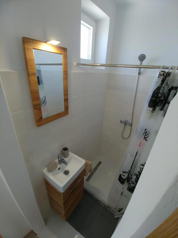 Privlaka, bella casa con tre appartamenti (123 m2), a 200 metri dal mare