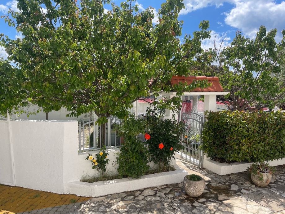 Petrčane, appartamento su due livelli (119,94 m²) con splendido giardino