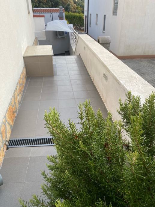 Petrčane, appartamento su due livelli (119,94 m²) con splendido giardino