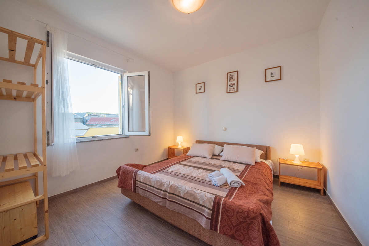 ZADAR, Ražanac, casa con 3 appartamenti (101 m2), prima fila sul mare, POSIZIONE TOP!!!