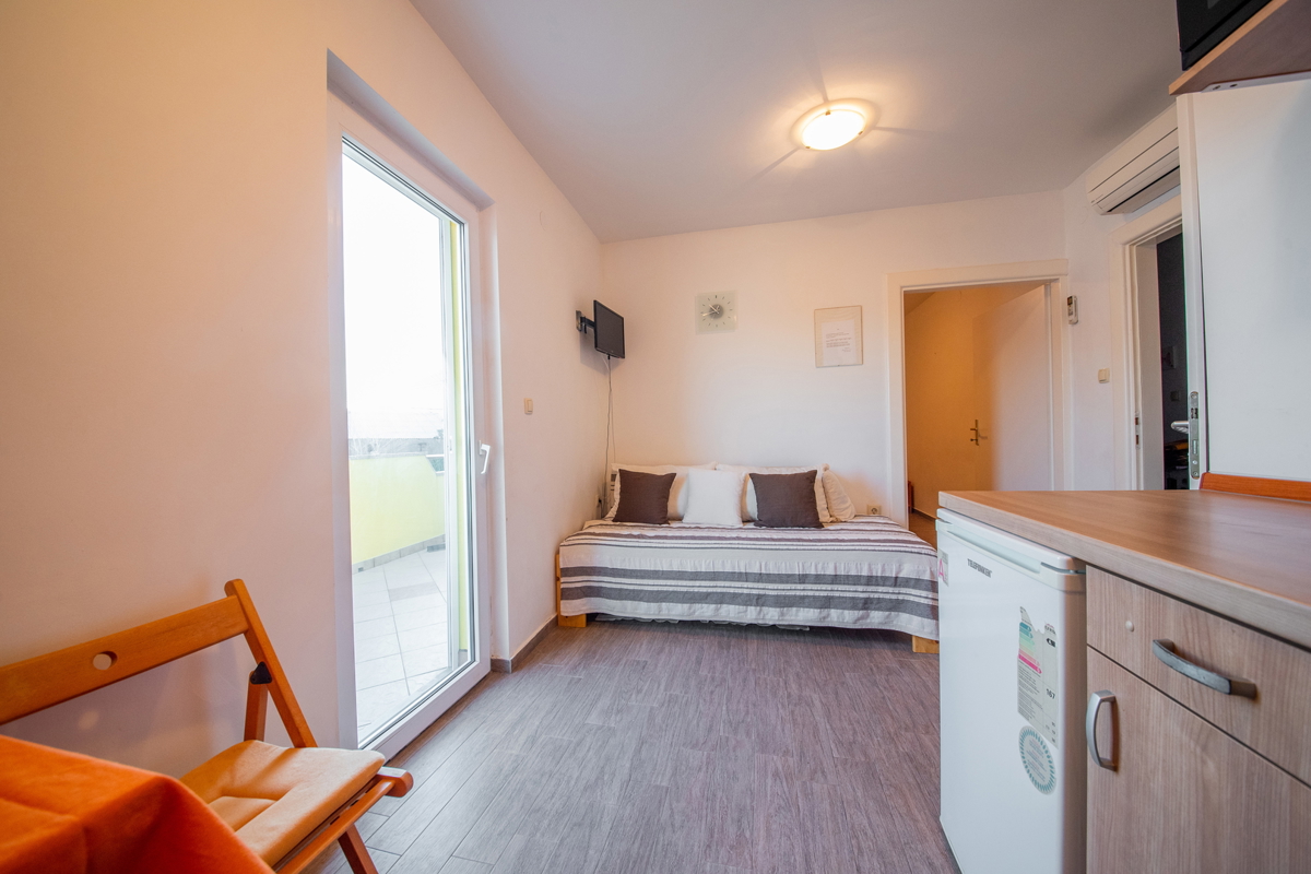 ZADAR, Ražanac, casa con 3 appartamenti (101 m2), prima fila sul mare, POSIZIONE TOP!!!