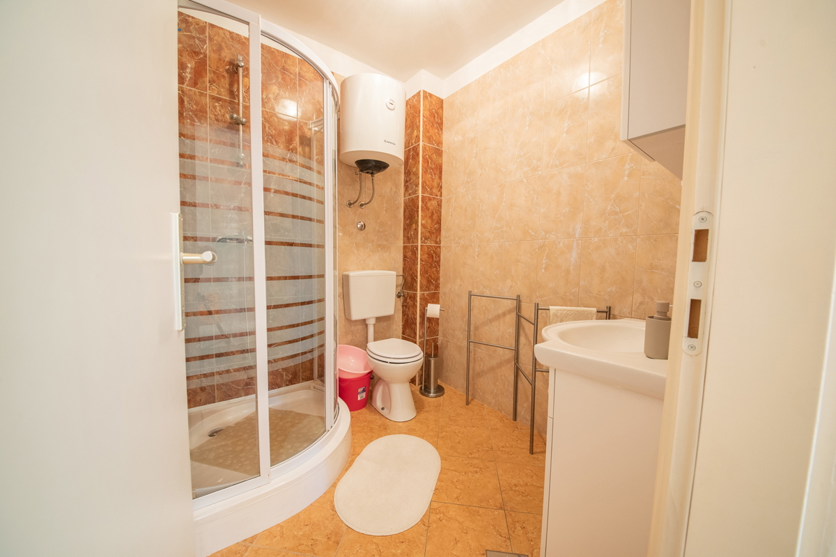 ZADAR, Ražanac, casa con 3 appartamenti (101 m2), prima fila sul mare, POSIZIONE TOP!!!