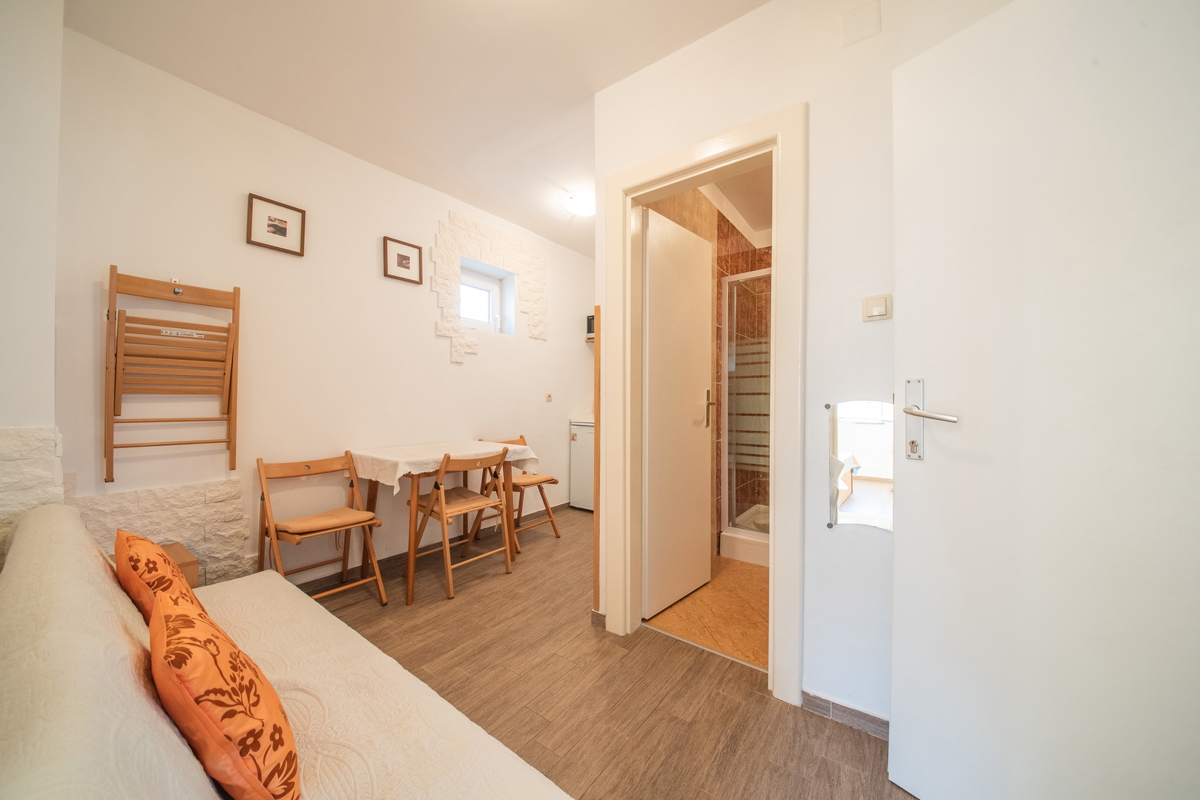 ZADAR, Ražanac, casa con 3 appartamenti (101 m2), prima fila sul mare, POSIZIONE TOP!!!