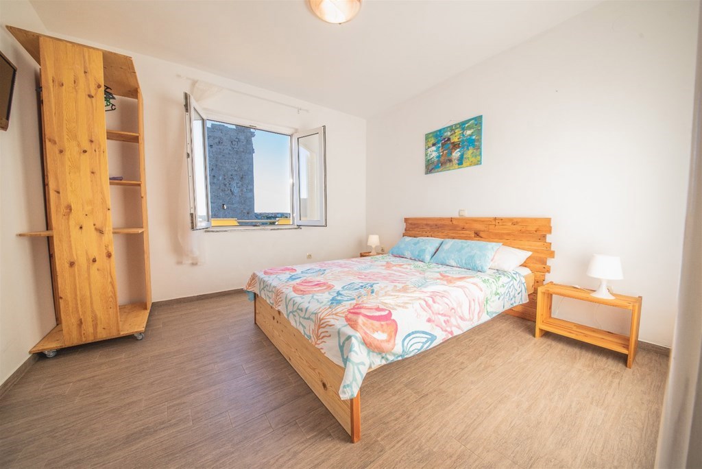 ZADAR, Ražanac, casa con 3 appartamenti (101 m2), prima fila sul mare, POSIZIONE TOP!!!