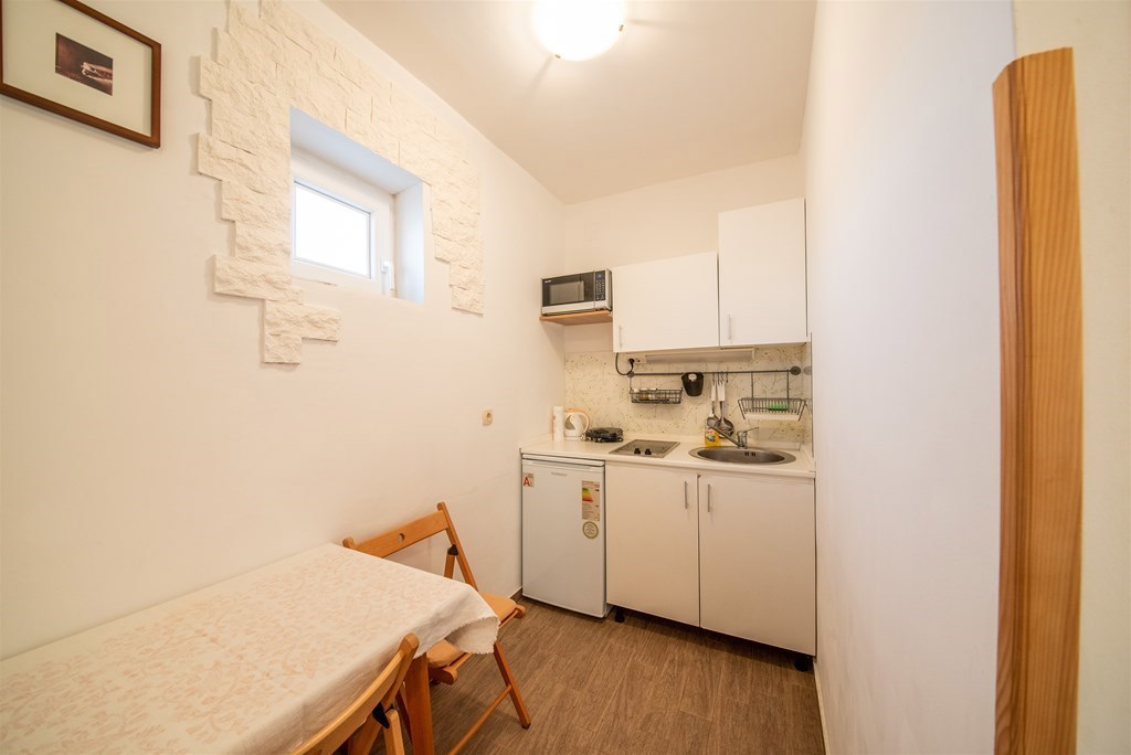 ZADAR, Ražanac, casa con 3 appartamenti (101 m2), prima fila sul mare, POSIZIONE TOP!!!