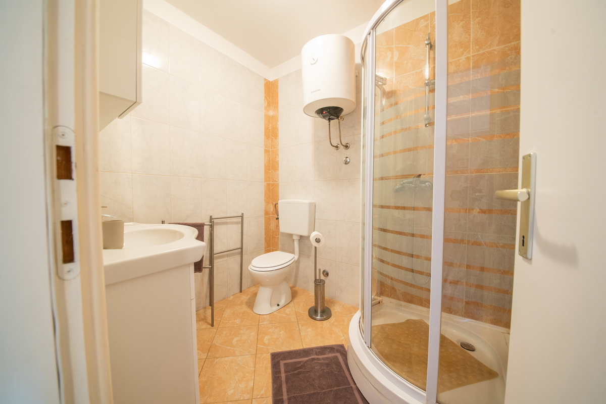 ZADAR, Ražanac, casa con 3 appartamenti (101 m2), prima fila sul mare, POSIZIONE TOP!!!