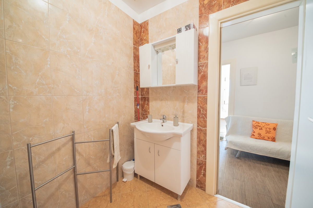 ZADAR, Ražanac, casa con 3 appartamenti (101 m2), prima fila sul mare, POSIZIONE TOP!!!