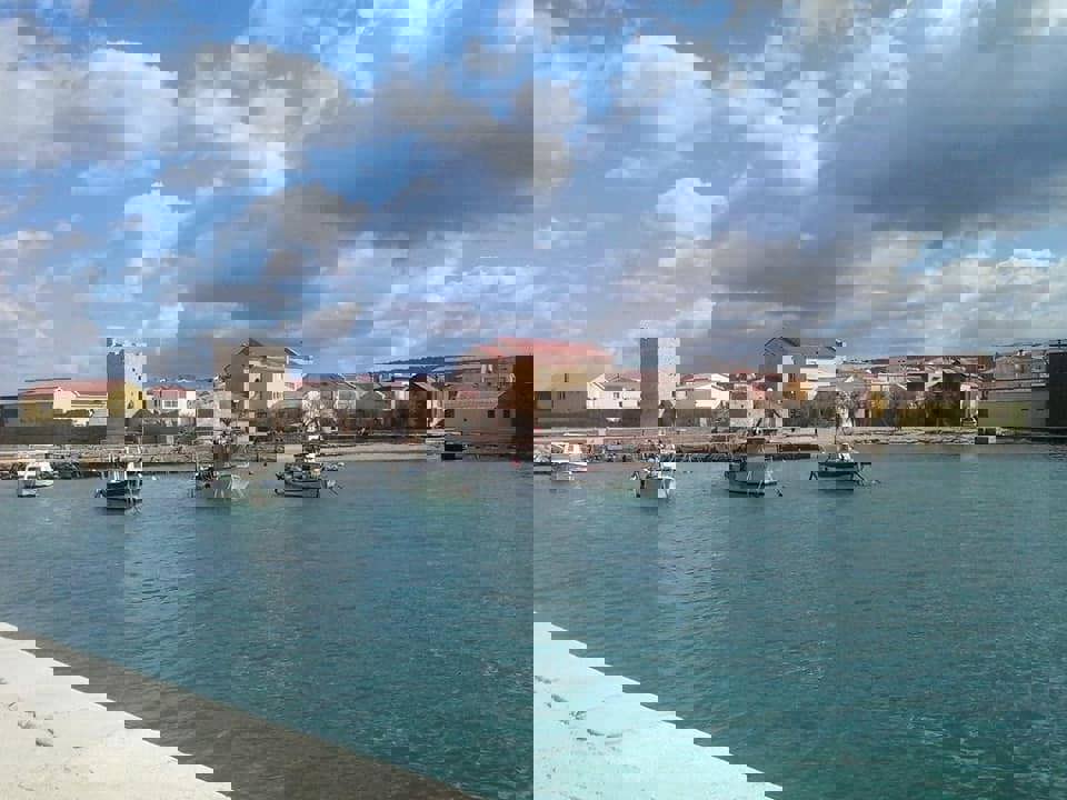 ZADAR, Ražanac, casa con 3 appartamenti (101 m2), prima fila sul mare, POSIZIONE TOP!!!