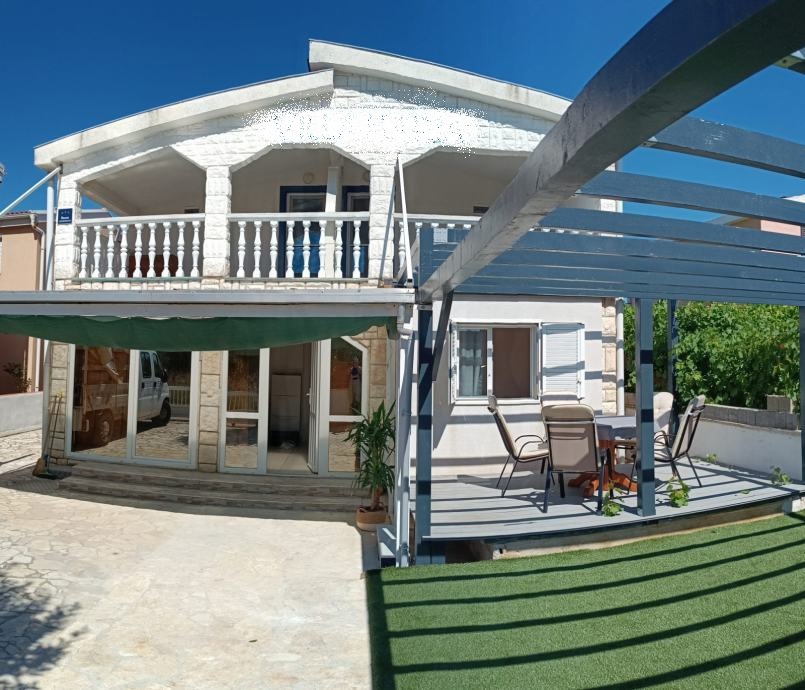 Vir, splendida casa moderna con 4 appartamenti (230m2), ottima posizione