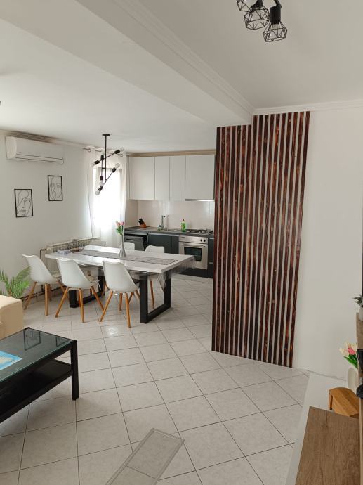 Vir, splendida casa moderna con 4 appartamenti (230m2), ottima posizione