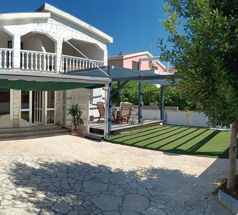 Vir, splendida casa moderna con 4 appartamenti (230m2), ottima posizione