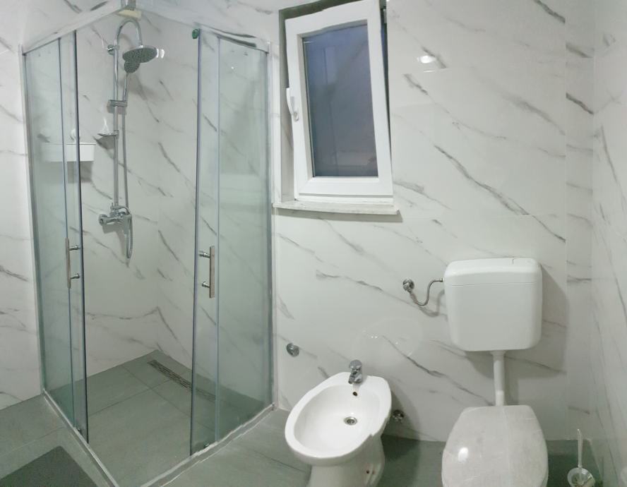 Vir, splendida casa moderna con 4 appartamenti (230m2), ottima posizione