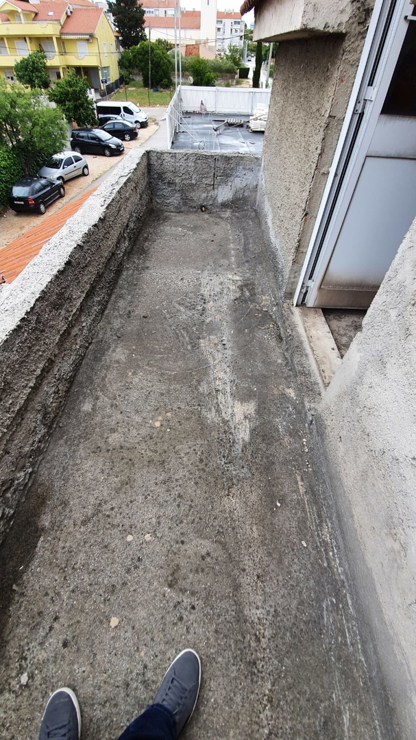 Zara, Bili Brig, ampio appartamento (103,43 m2) con garage, terrazza sul tetto e vista mare, grezzo avanzato