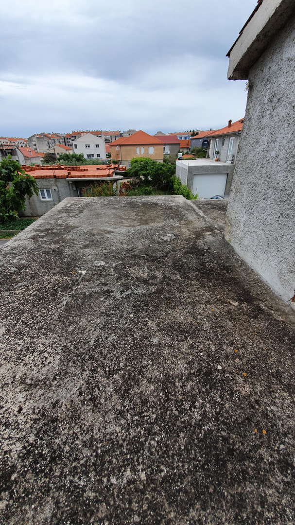 Zara, Bili Brig, ampio appartamento (103,43 m2) con garage, terrazza sul tetto e vista mare, grezzo avanzato