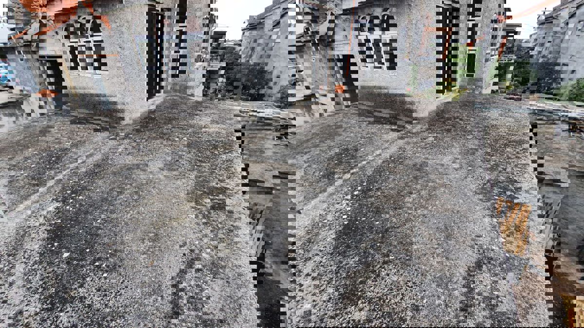 Zara, Bili Brig, ampio appartamento (103,43 m2) con garage, terrazza sul tetto e vista mare, grezzo avanzato