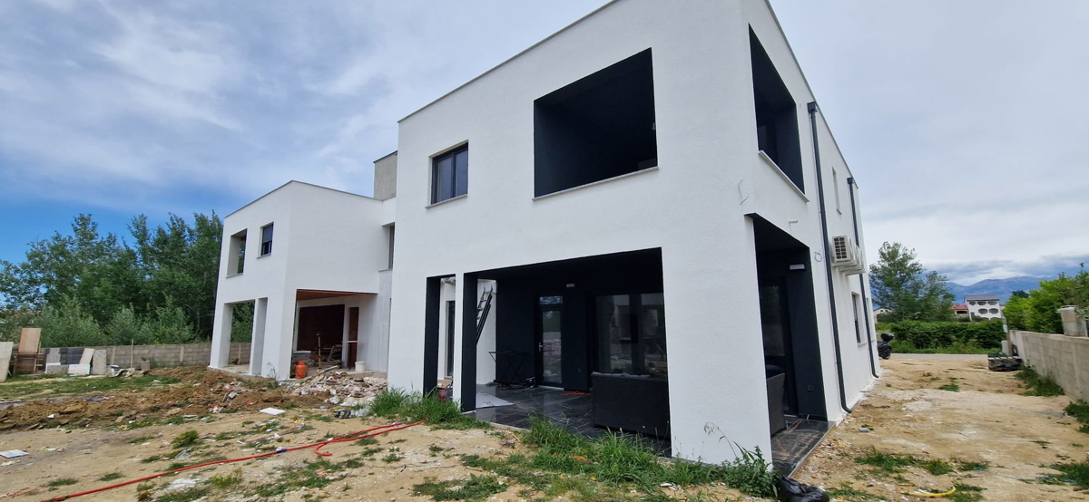 Nin, Zaton, casa con piscina (319m2), 300 metri dal mare, NUOVA COSTRUZIONE!