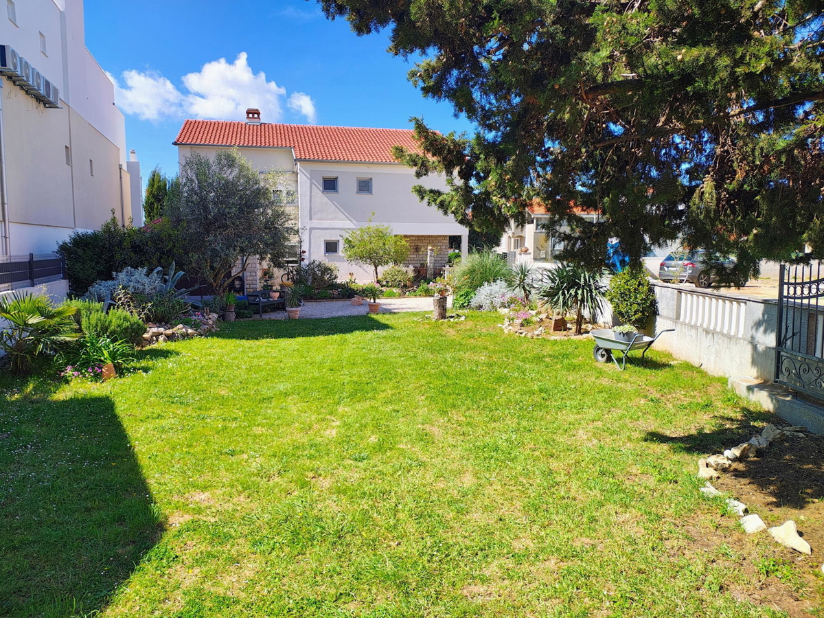 Sukošan, splendida casa (240m2) con ampio giardino, a 100 metri dal mare, VISTA