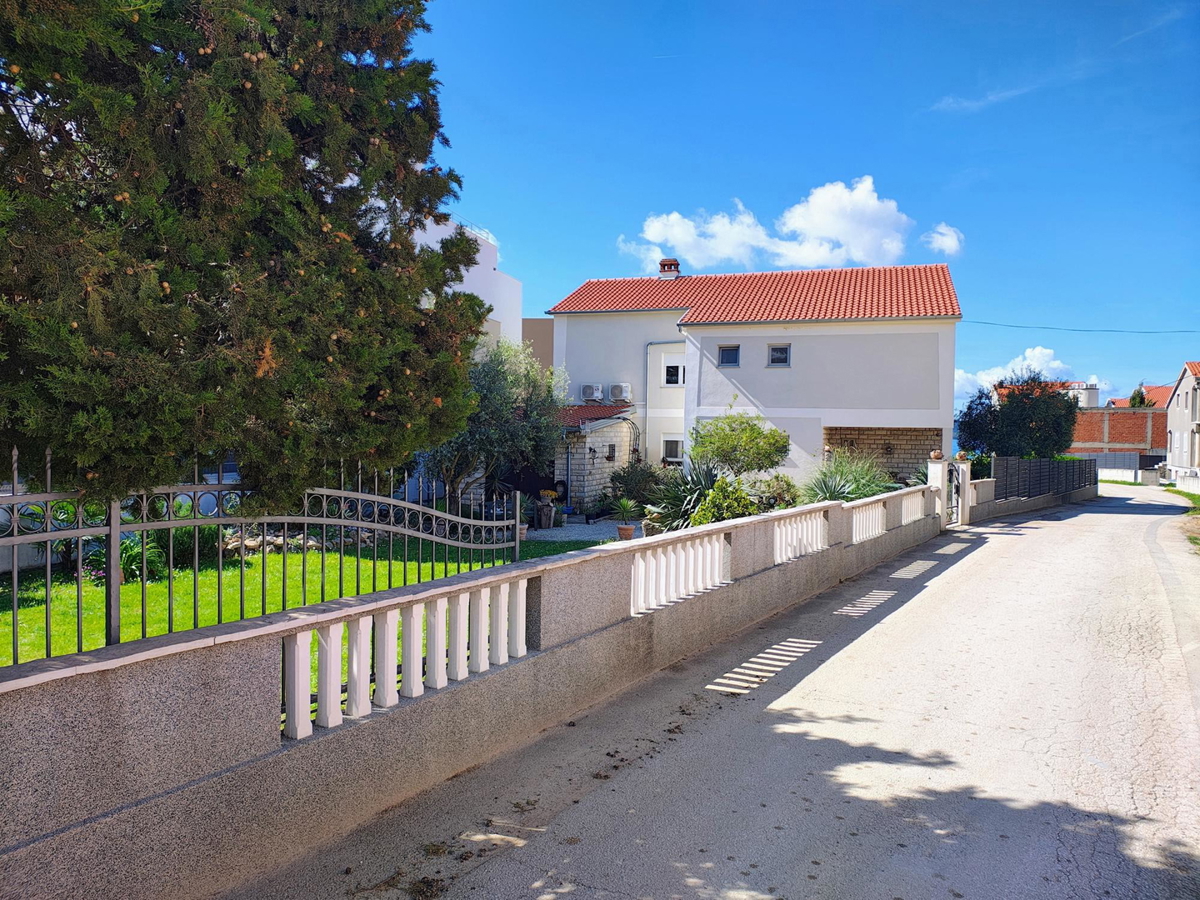 Sukošan, splendida casa (240m2) con ampio giardino, a 100 metri dal mare, VISTA