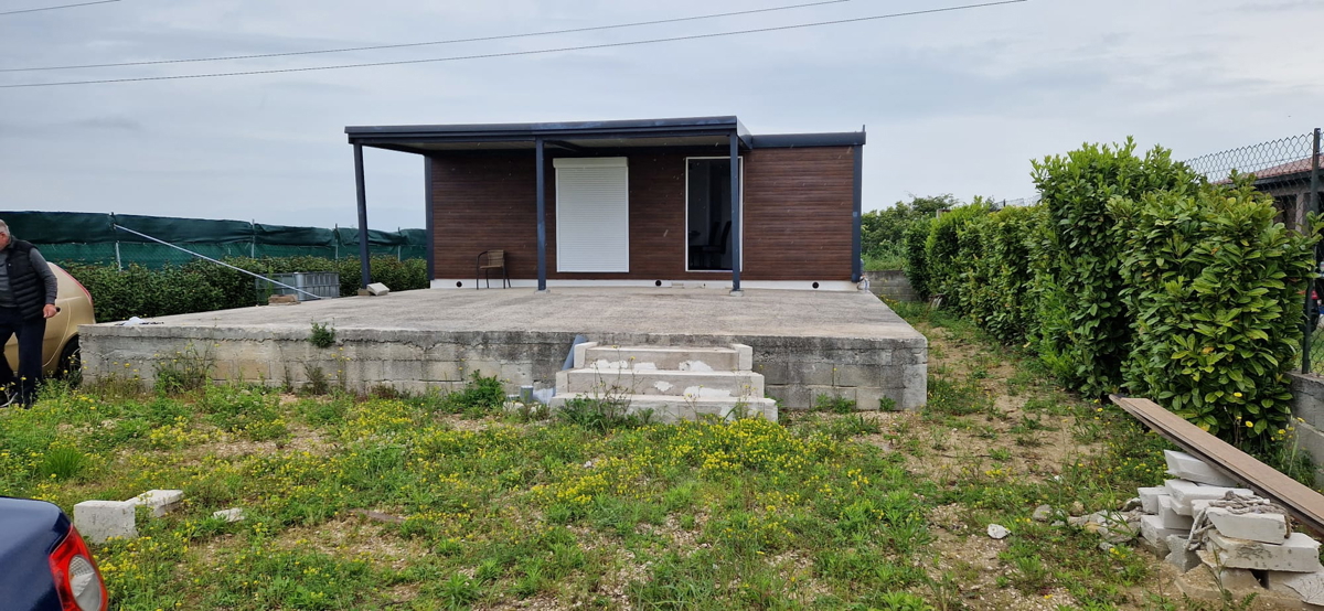 Zadar - terreno agricolo (400m2) con casa mobile