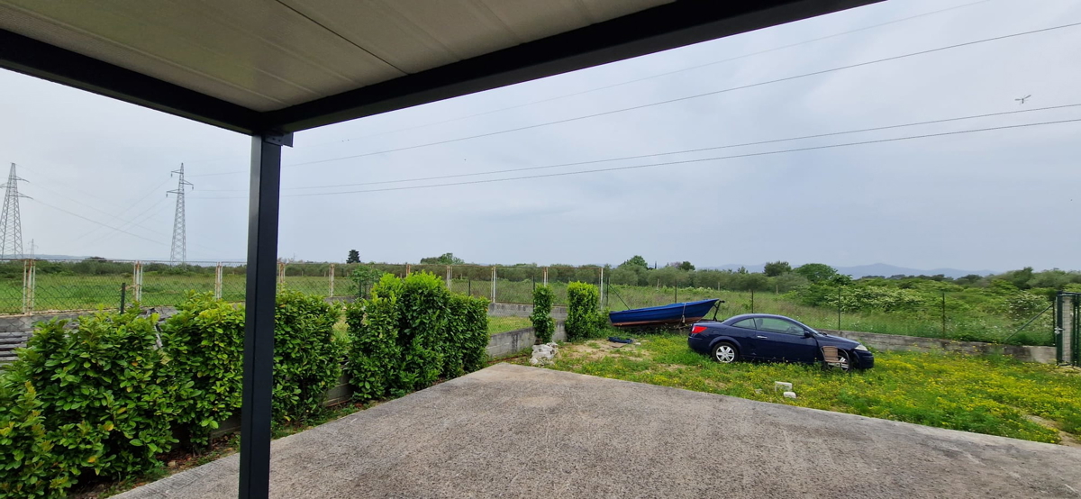 Zadar - terreno agricolo (400m2) con casa mobile