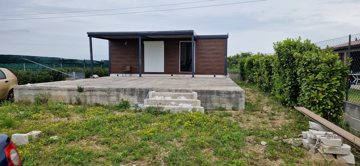 Zadar - terreno agricolo (400m2) con casa mobile