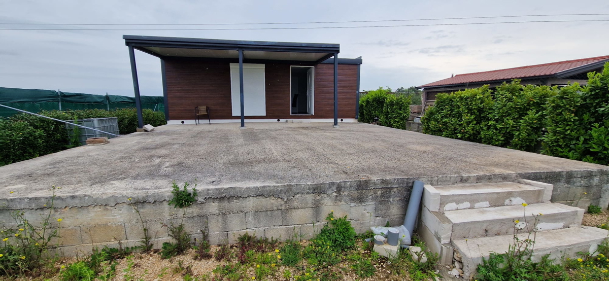 Zadar - terreno agricolo (400m2) con casa mobile