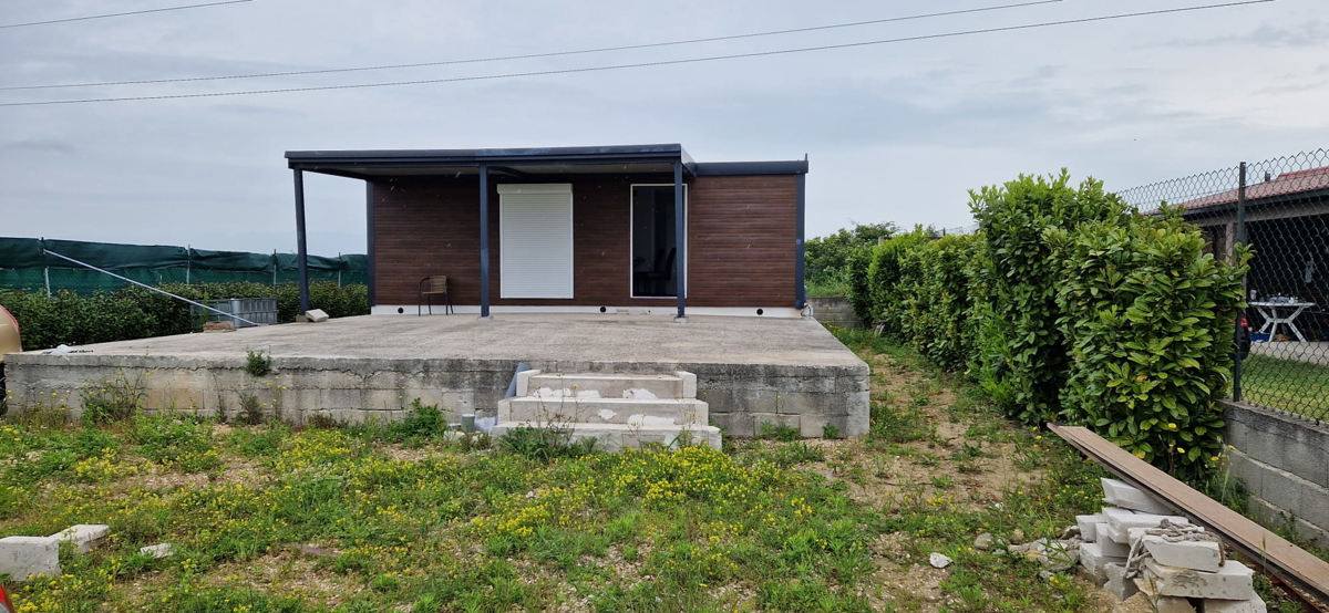 Zadar - terreno agricolo (400m2) con casa mobile