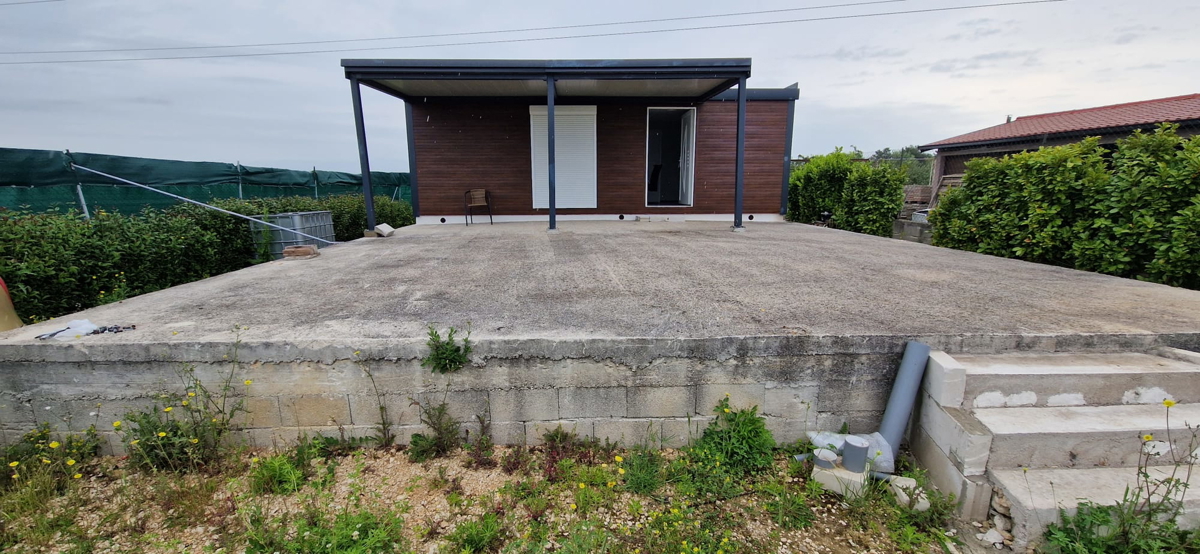 Zadar - terreno agricolo (400m2) con casa mobile