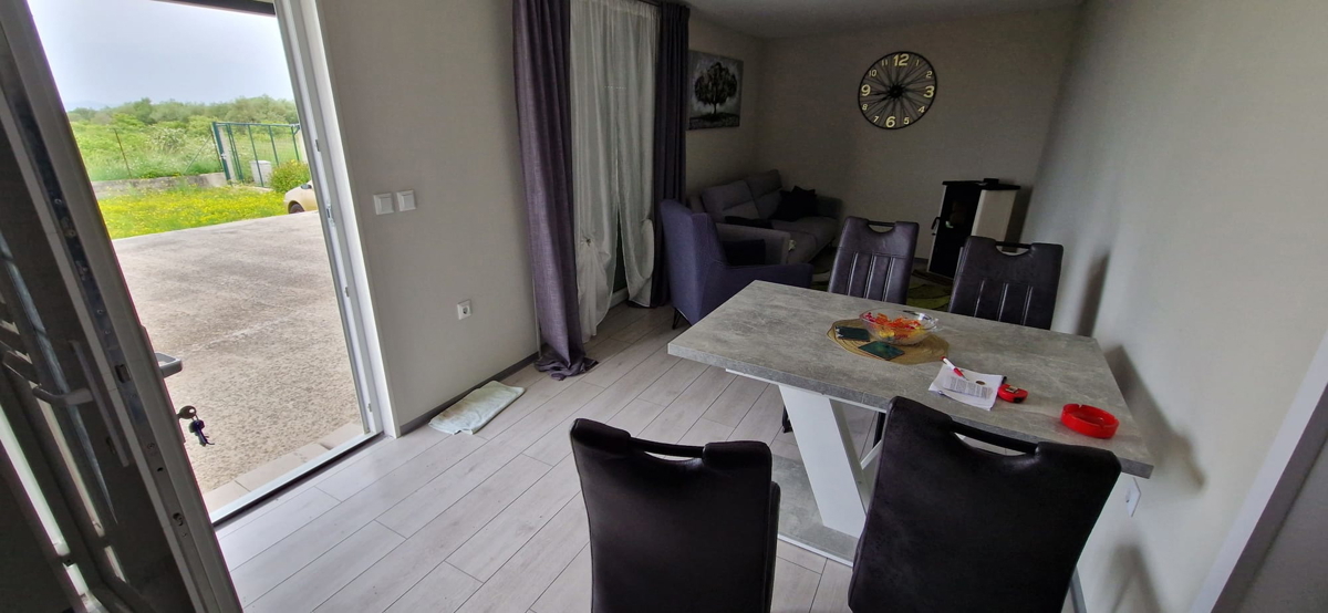 Zadar - terreno agricolo (400m2) con casa mobile