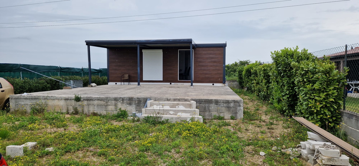 Zadar - terreno agricolo (400m2) con casa mobile