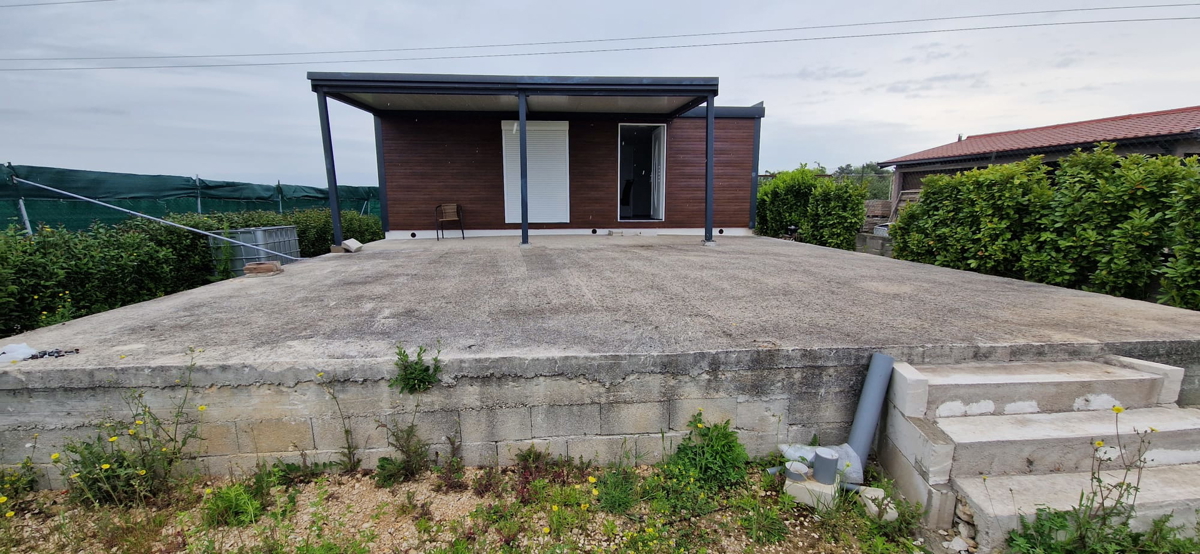 Zadar - terreno agricolo (400m2) con casa mobile