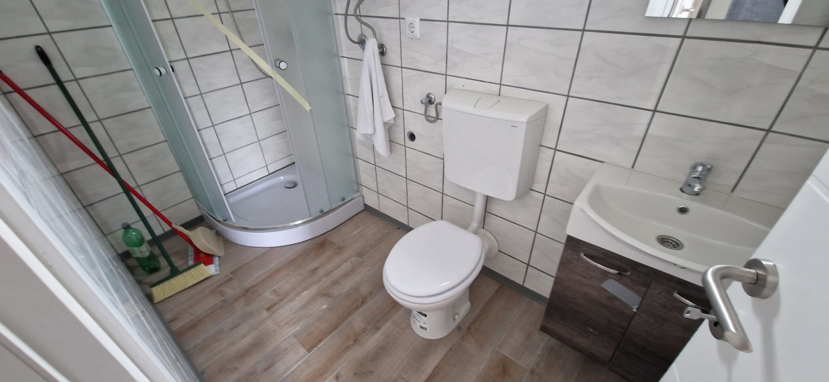 Zadar - terreno agricolo (400m2) con casa mobile