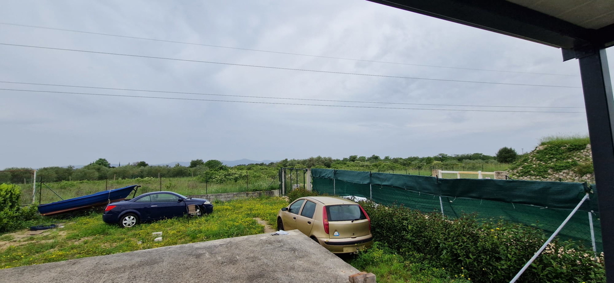 Zadar - terreno agricolo (400m2) con casa mobile