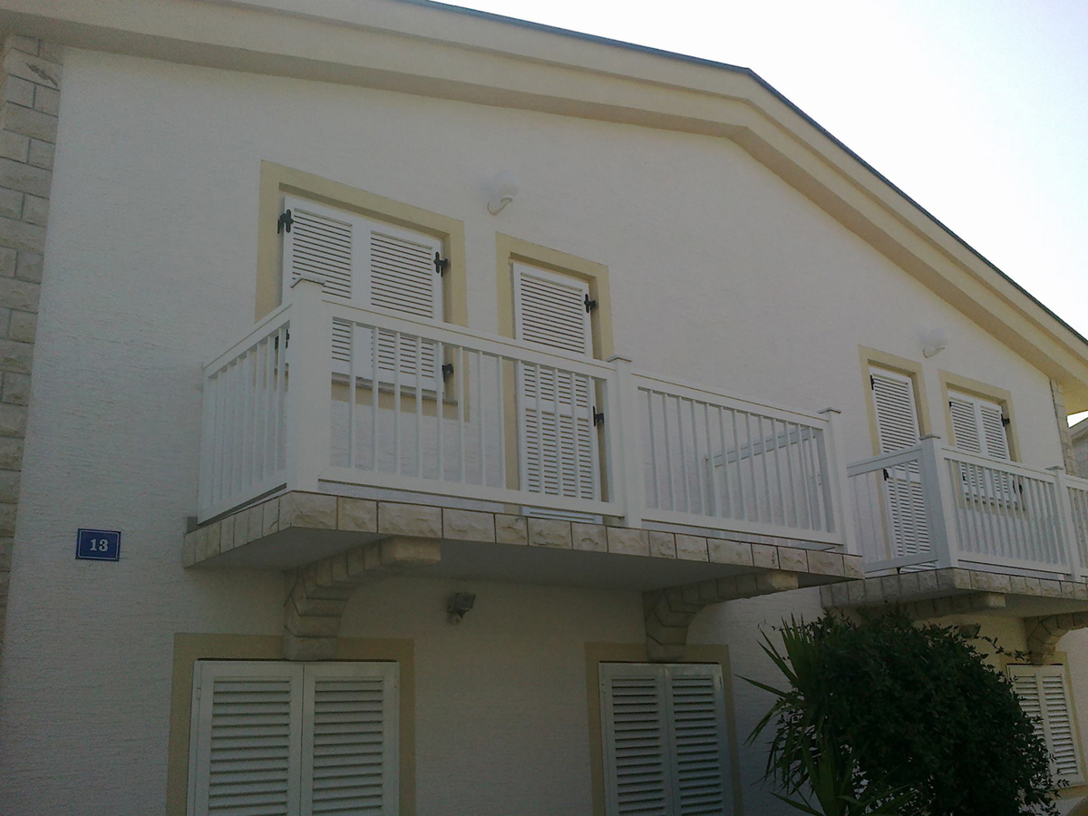 Vir, casa con 4 appartamenti (312m2), 250m dal mare, lato sud!!!