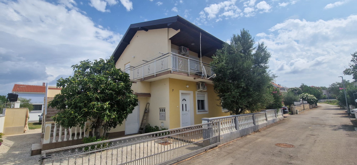 Vrsi, Zukve, bella casa con 4 appartamenti (316m2) e garage, 250 m dalla spiaggia