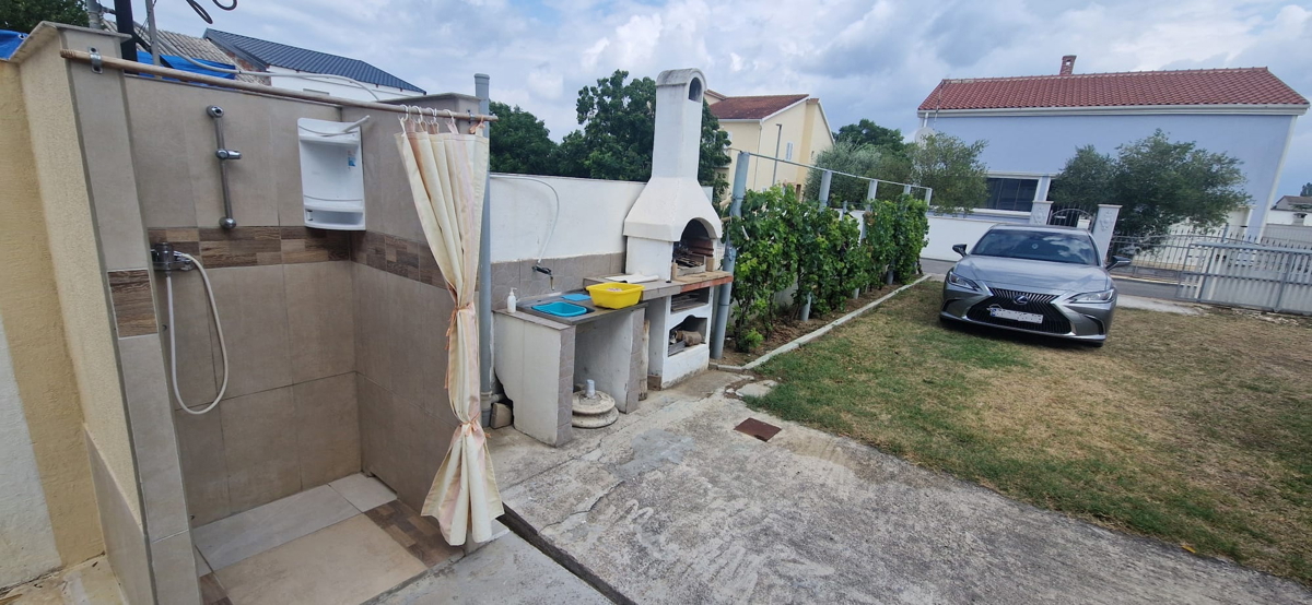 Vrsi, Zukve, bella casa con 4 appartamenti (316m2) e garage, 250 m dalla spiaggia