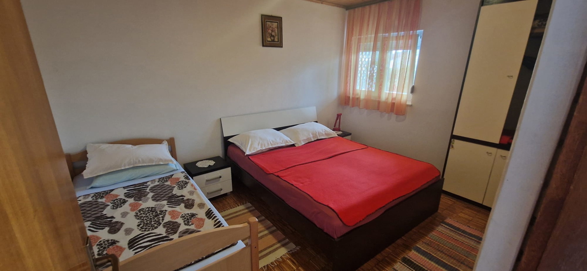 Vrsi, Zukve, bella casa con 4 appartamenti (316m2) e garage, 250 m dalla spiaggia