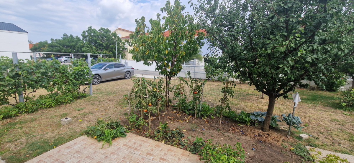 Vrsi, Zukve, bella casa con 4 appartamenti (316m2) e garage, 250 m dalla spiaggia