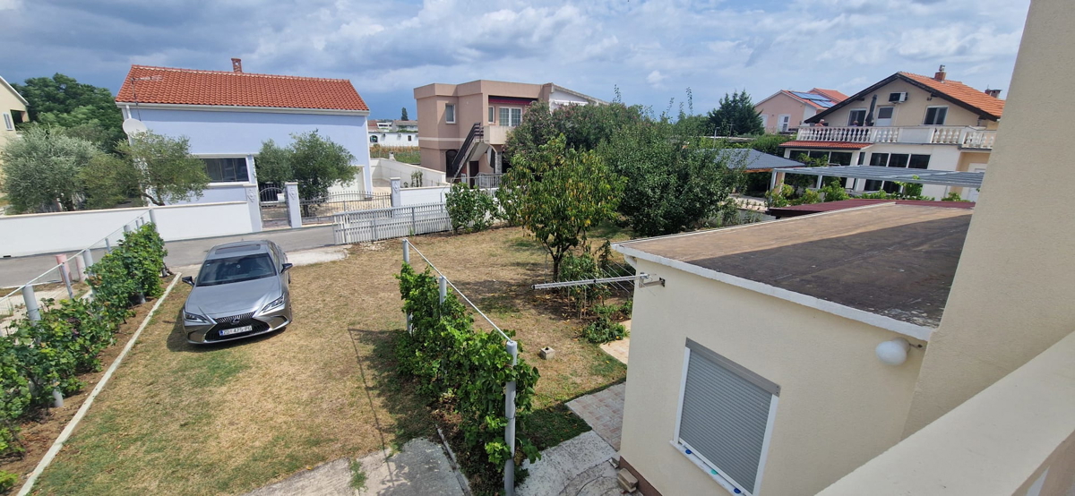 Vrsi, Zukve, bella casa con 4 appartamenti (316m2) e garage, 250 m dalla spiaggia