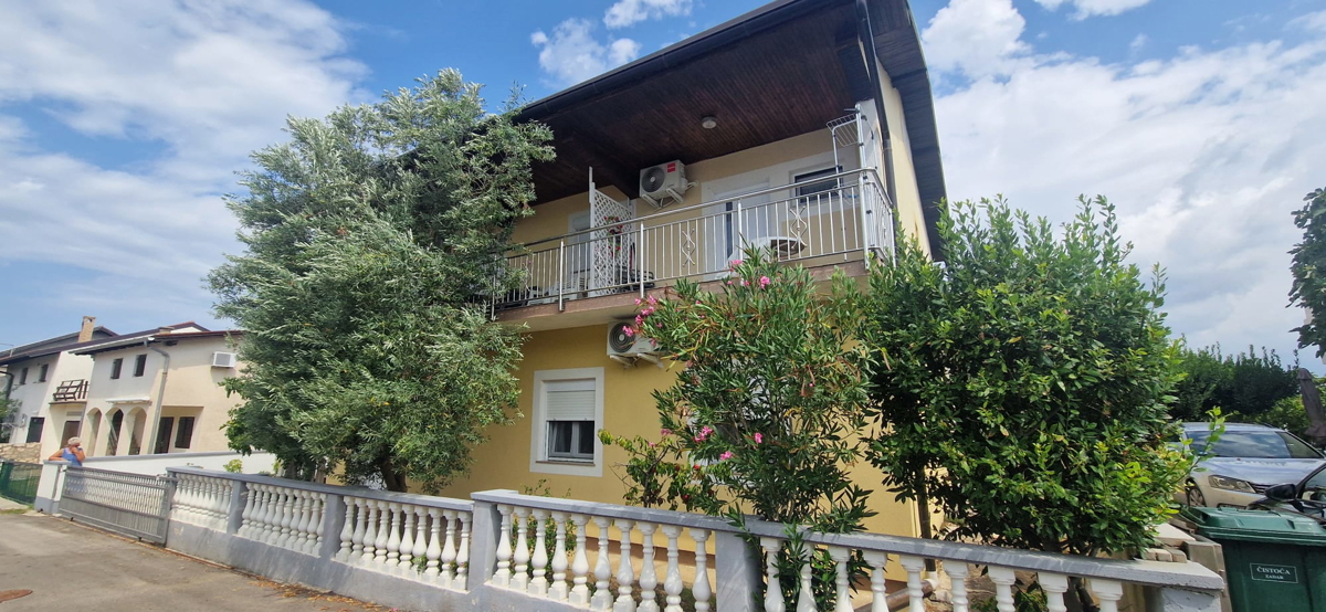 Vrsi, Zukve, bella casa con 4 appartamenti (316m2) e garage, 250 m dalla spiaggia