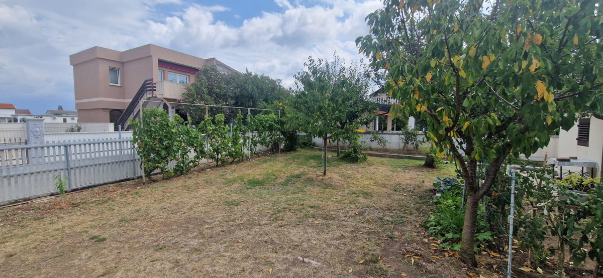 Vrsi, Zukve, bella casa con 4 appartamenti (316m2) e garage, 250 m dalla spiaggia