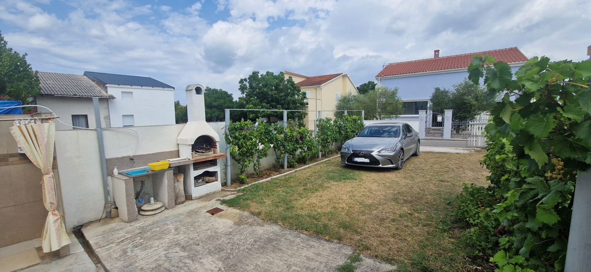 Vrsi, Zukve, bella casa con 4 appartamenti (316m2) e garage, 250 m dalla spiaggia