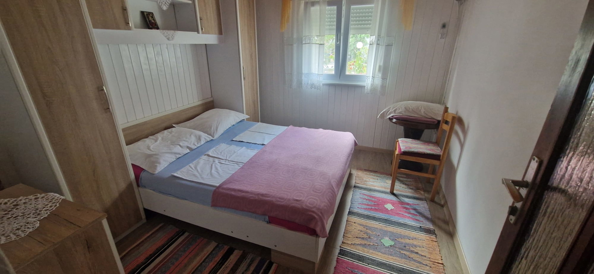 Vrsi, Zukve, bella casa con 4 appartamenti (316m2) e garage, 250 m dalla spiaggia