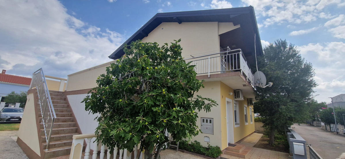 Vrsi, Zukve, bella casa con 4 appartamenti (316m2) e garage, 250 m dalla spiaggia