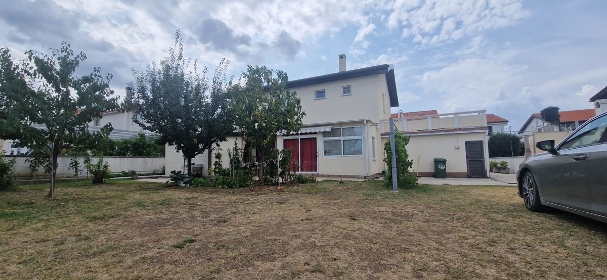 Vrsi, Zukve, bella casa con 4 appartamenti (316m2) e garage, 250 m dalla spiaggia